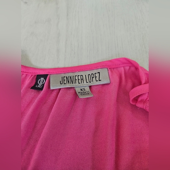 NWT Hot Pink Gorgeous flowy Top. Shoulder showing. Silver buttons. - Picture 5 of 7